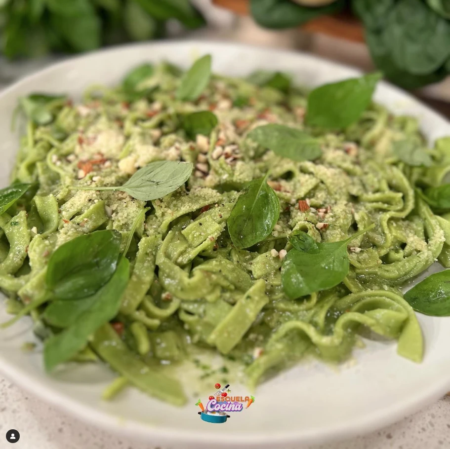 Cintas verdes con pesto de palta y almendras