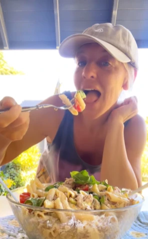 Cómo preparar una buena ensalada mediterránea: la receta de Jimena Monteverde ideal para el verano