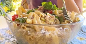 Cómo preparar una buena ensalada mediterránea: la receta de Jimena Monteverde ideal para el verano