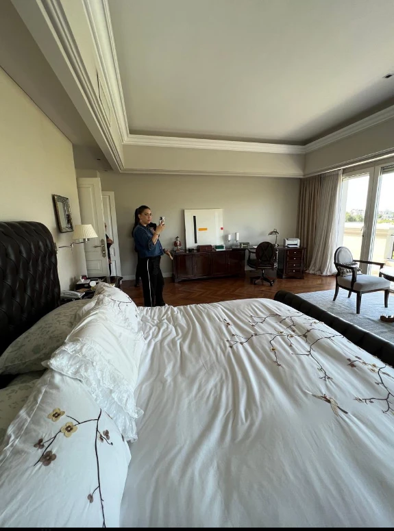 Wanda Nara recorriendo la habitación donde hoy duermen Mauro Icardi y la China Suárez