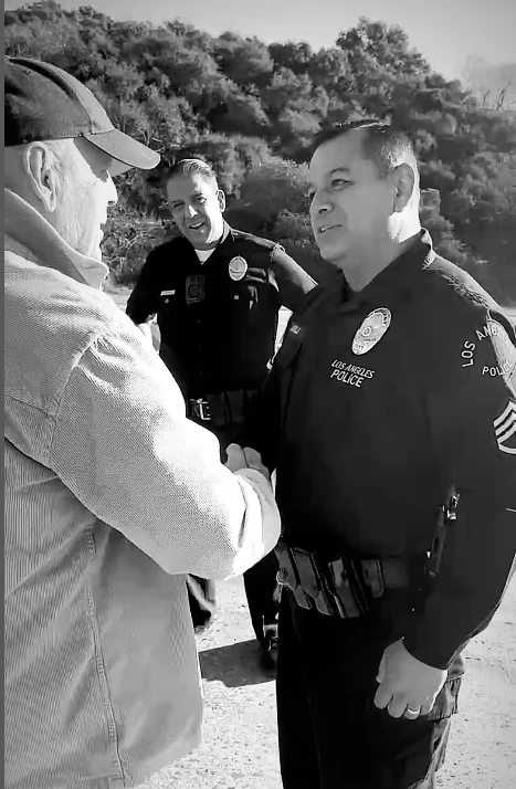 Bruce Willis agradeciendo al socorrista