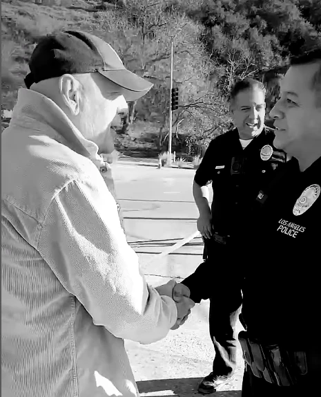 Bruce Willis agradeciendo al socorrista