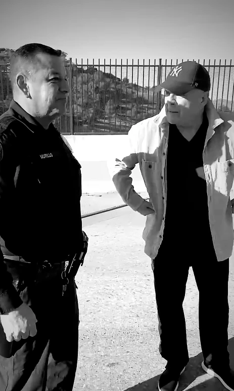 Bruce Willis agradeciendo al socorrista