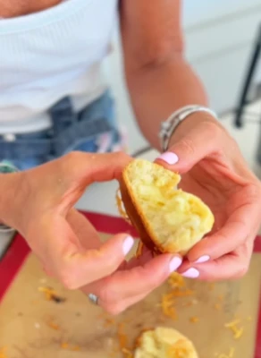 La receta de Maru Botana de los bollos bien crujientes rellenos con queso