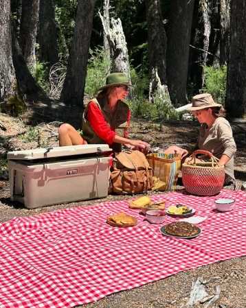 Rojo más verde oliva, el combinación jugada de Juliana Awada