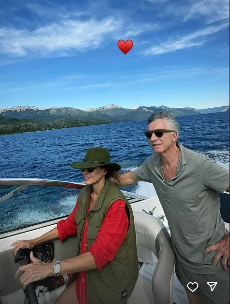 Juliana pilotea la lancha junto a Mauricio Macri