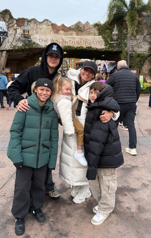 Pampita y sus hijos disfrutando de los parques de Orlando