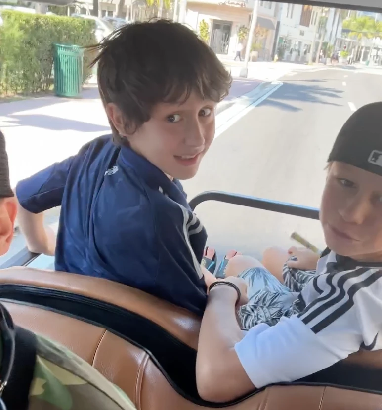 Benicio y Benjamín, felices, yendo a la playa