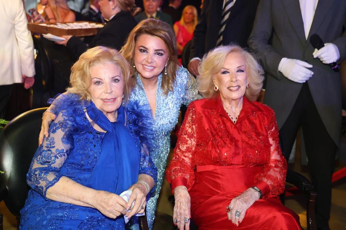 Claudia Álvarez Argüelles junto a su madre María del Carmen y Mirtha Legrand