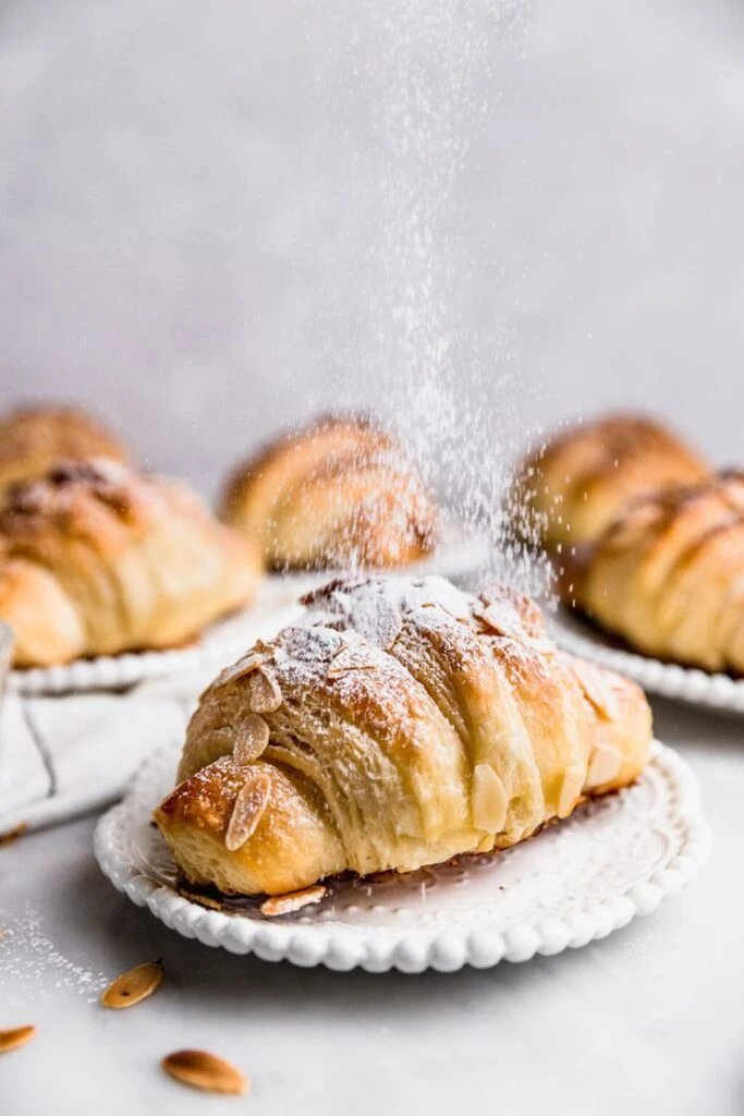 Cómo preparar croissant con almendras: un manjar ideal para tus desayunos y tus meriendas