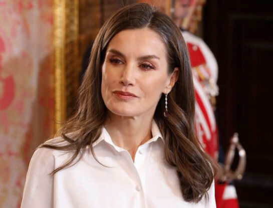 Letizia Ortiz sorprendió con un elegante look protagonizado por una camisa blanca