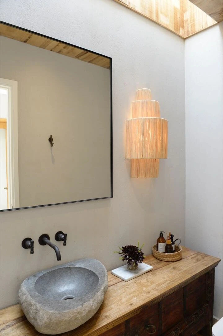 Al baño chico, el estilo simple y rústico le sienta muy bien. 