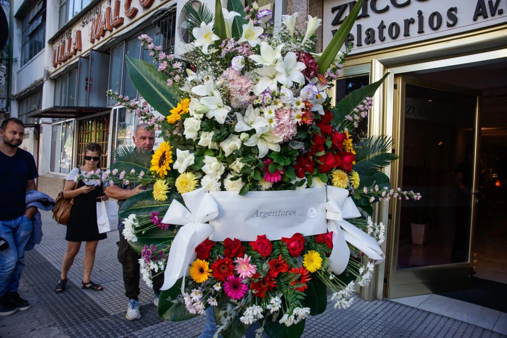 Coronas en el velatorio de Alejandra Darín