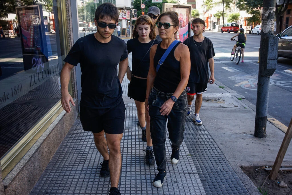 Andrea Pietra llega al velatorio de Alejrandra Darín