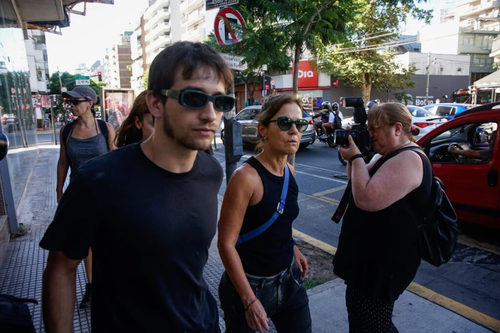 Andrea Pietra llega al velatorio de Alejrandra Darín