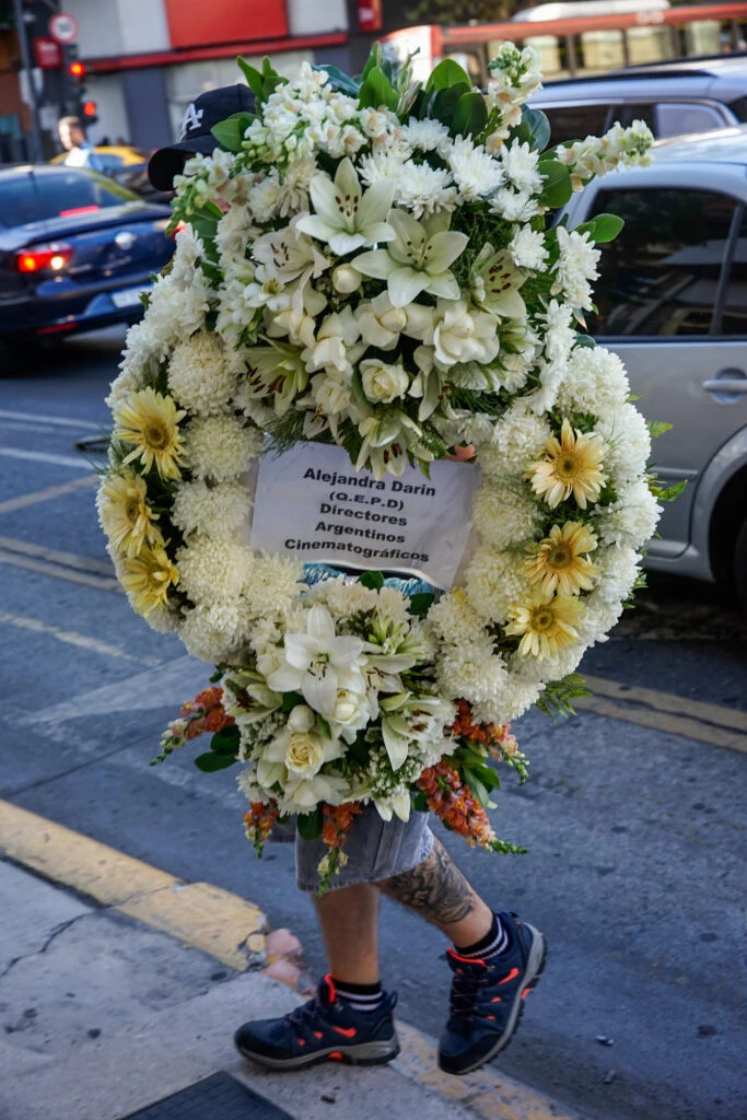 Coronas en el velatorio de Alejandra Darín