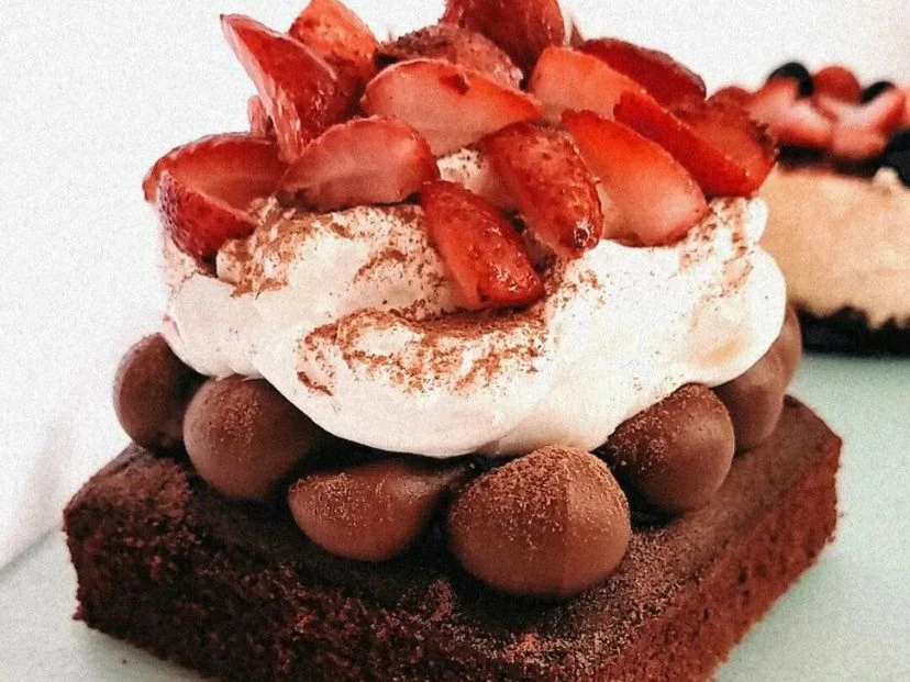 La receta del brownie con dulce de leche y frutillas