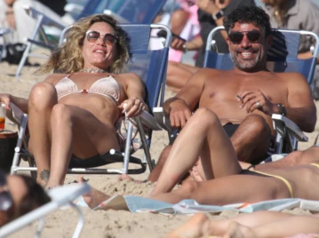 Emilia Attias y su novio: a los besos en Punta del Este