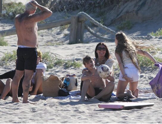 Vacaciones familiares en José Ignacio: Flor de la V deslumbra con look playero tejido a crochet