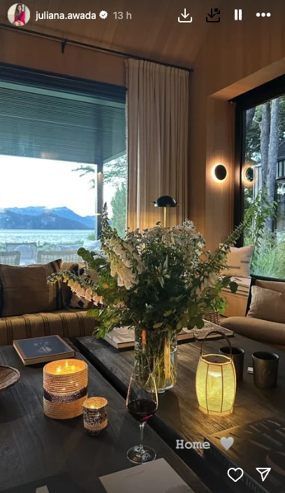 El arreglo floral de Juliana Awada, en el centro de la escena de la imagen desde  su living patagónico. 