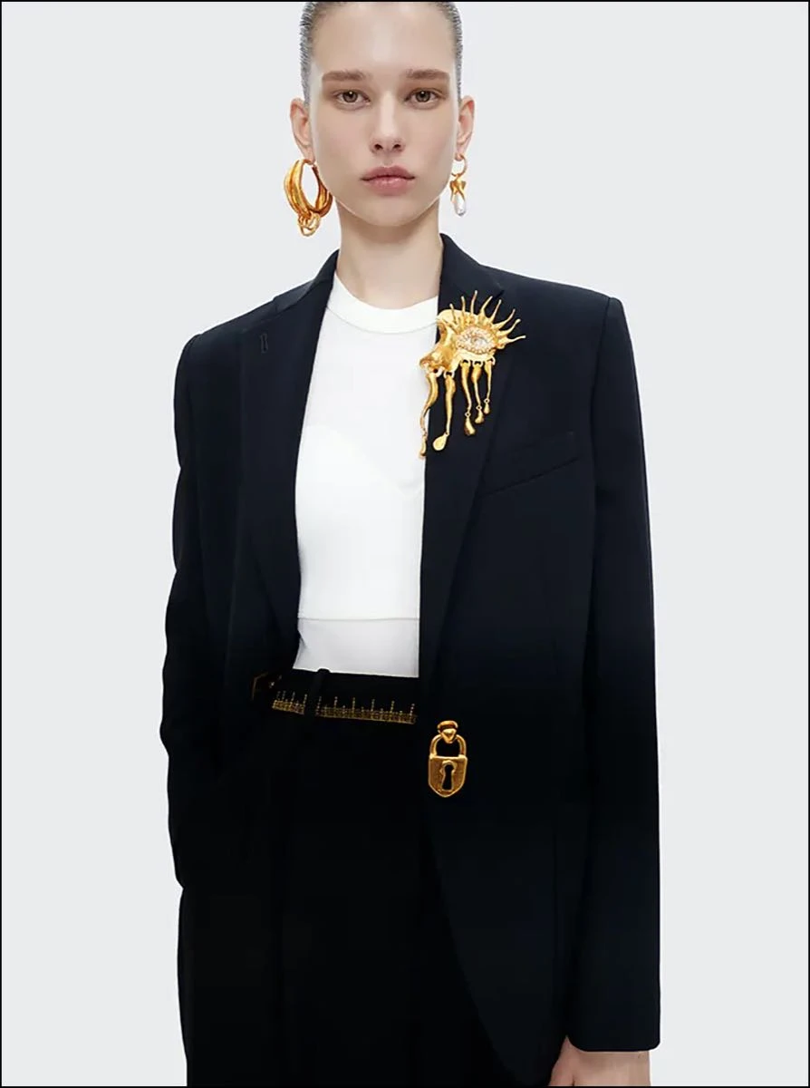 Schiaparelli presenta la colección 'Iconically Yours'