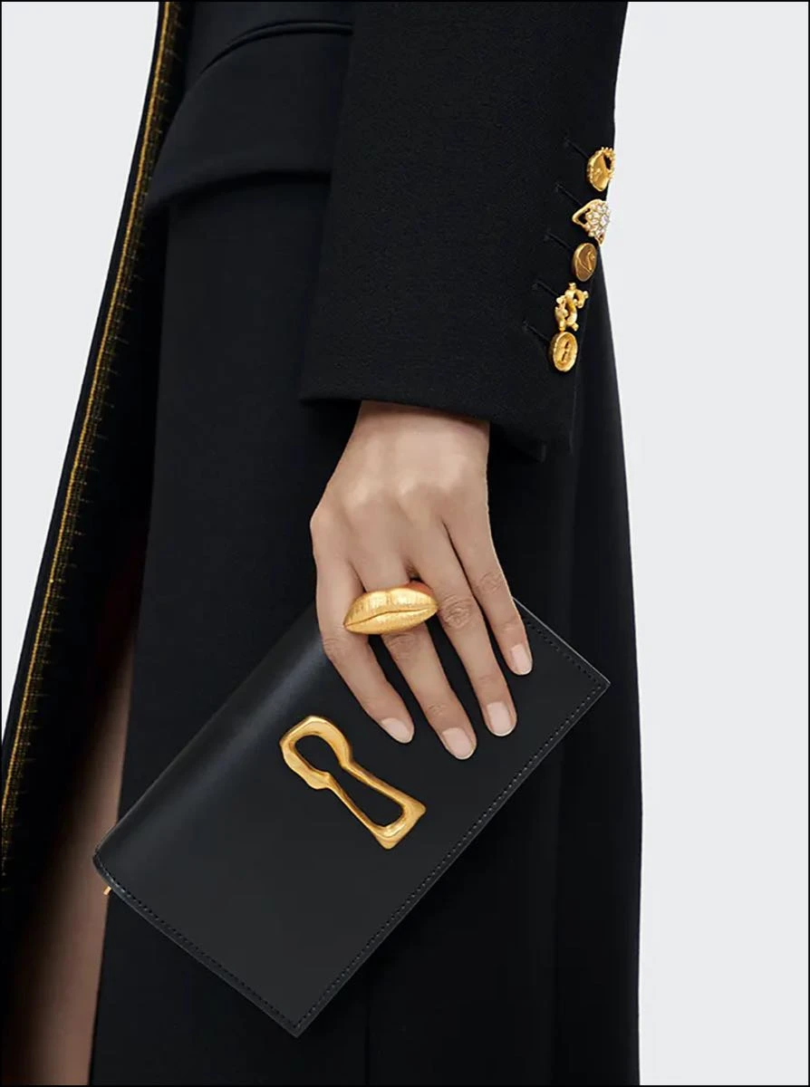 Schiaparelli presenta la colección 'Iconically Yours'