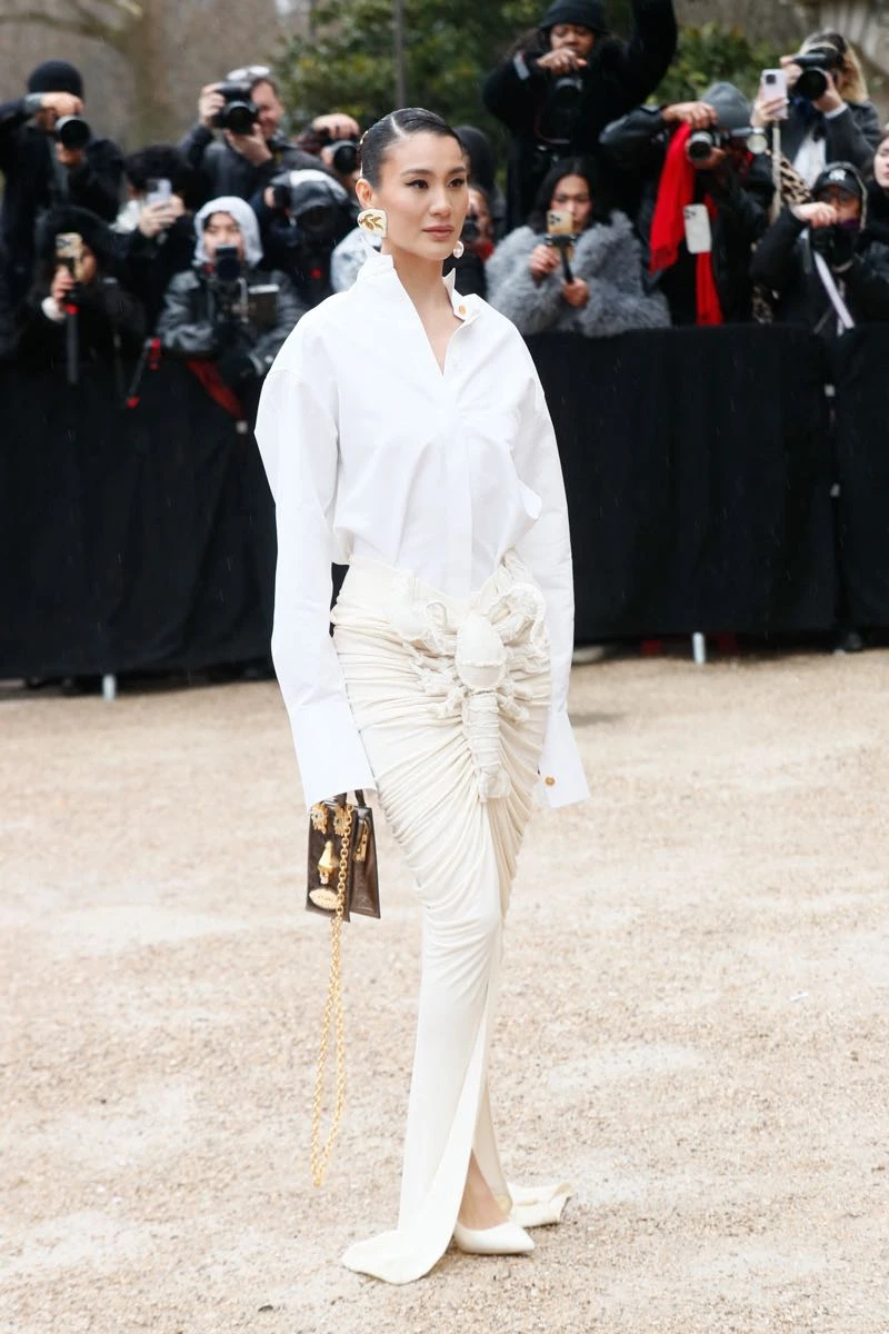 Invitada al desfile de Schiaparelli "Colección Haute Couture primavera verano 2025".