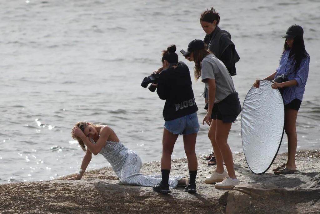 Emilia Attías hace fotos a la orilla del mar