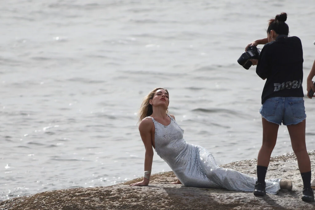Emilia Attías hace fotos a la orilla del mar