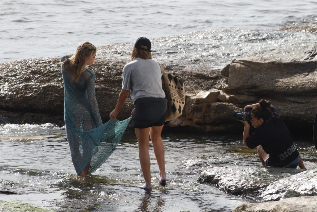 Emilia Attías hace fotos a la orilla del mar