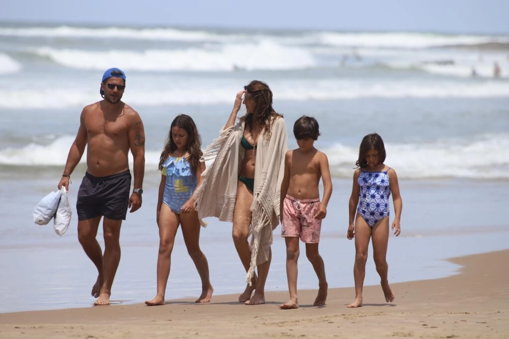 Andrea Frigerio compró ropa en la playa y paseó con sus nietos