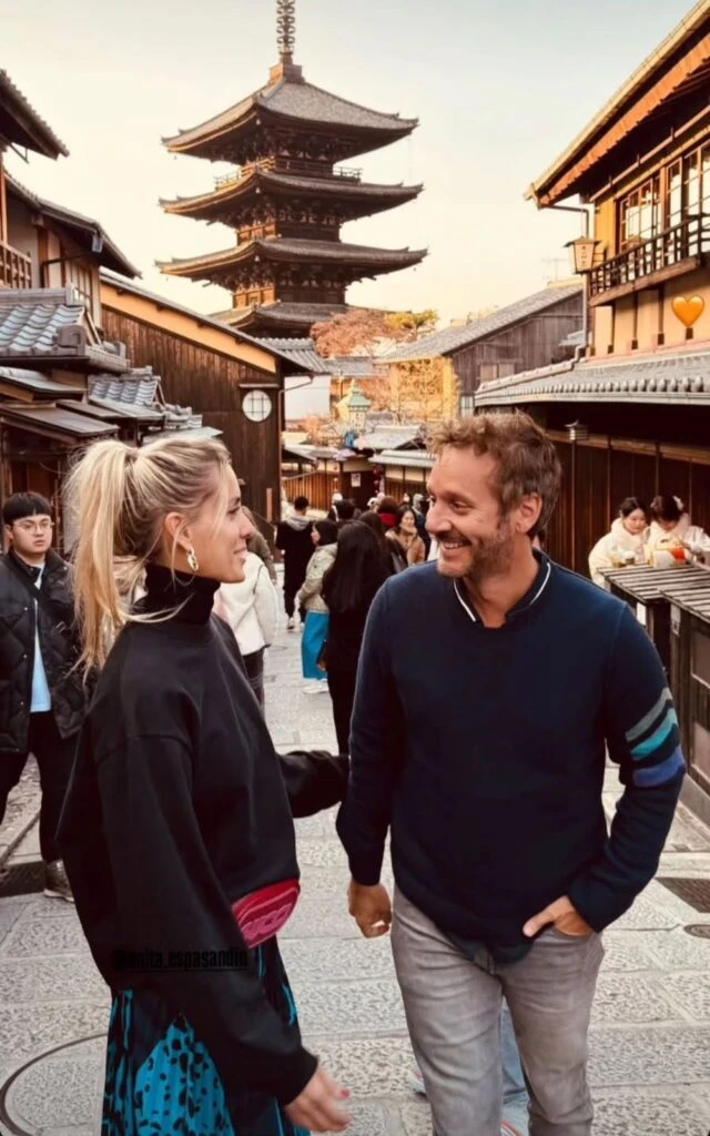 Benjamín Vicuña y Anita Espasansín se muestran muy enamorados en sus vacaciones en Japón