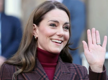 Kate Middleton llevó un elegante look bordó en su visita al Royal Marsden Hospital
