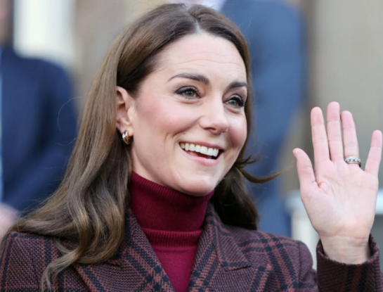 Kate Middleton llevó un elegante look bordó en su visita al Royal Marsden Hospital