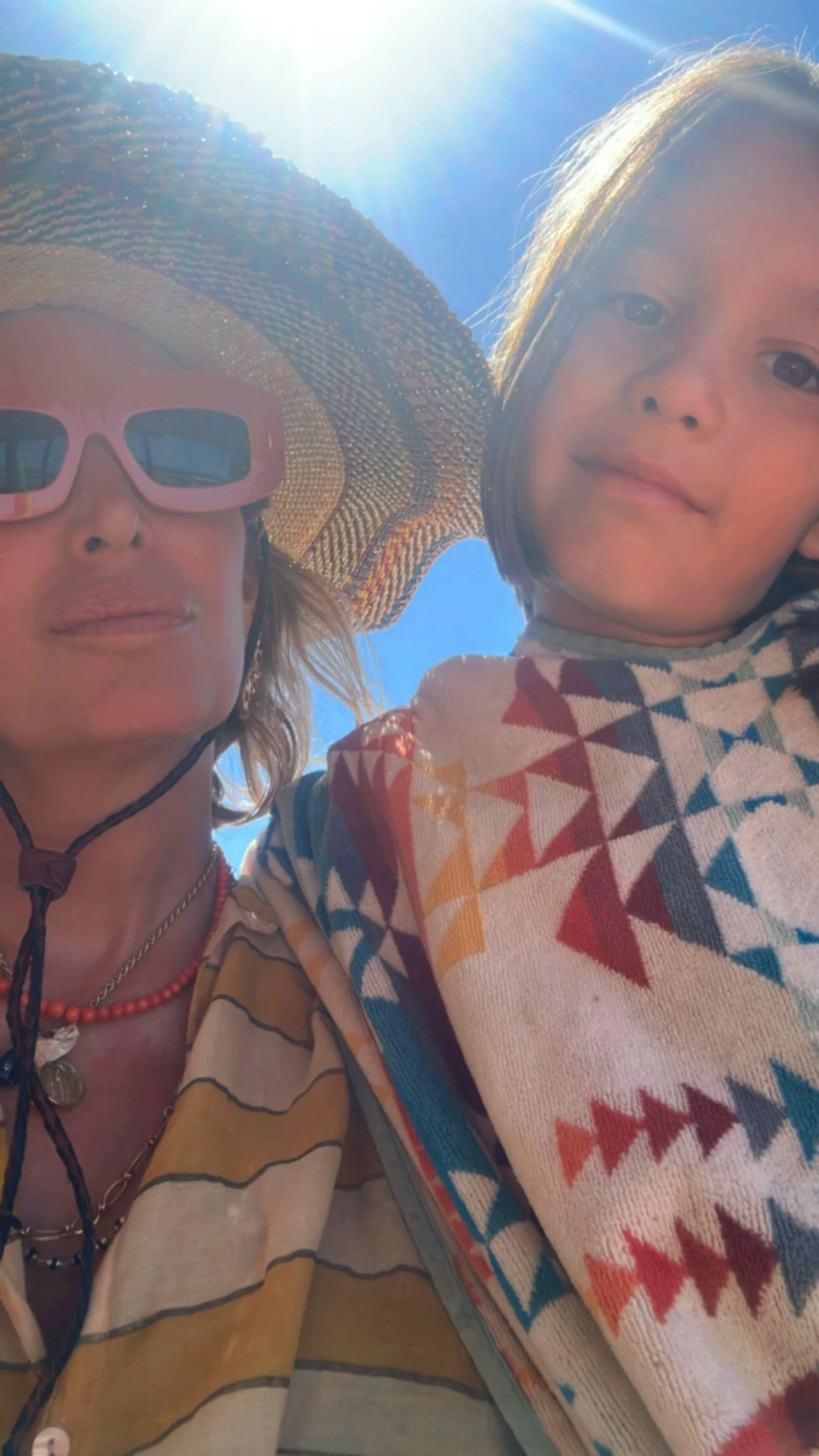 Las fotos de las relajadas vacaciones de Dolores Barreiro y su hija, Indra, en la playa