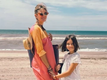 Las fotos de las relajadas vacaciones de Dolores Barreiro y su hija, Indra, en la playa