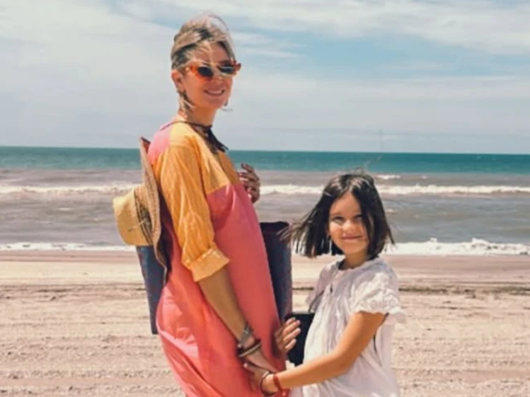 Las fotos de las relajadas vacaciones de Dolores Barreiro y su hija, Indra, en la playa