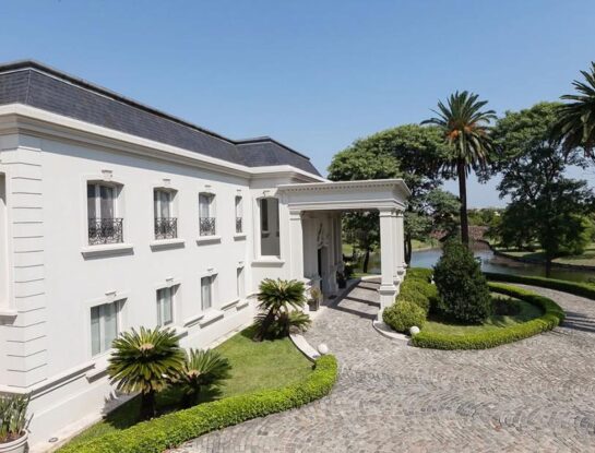 Fotos de la lujosa mansión que Mauro Icardi compró para vivir con la China Suárez, ¡y Wanda Nara recorriéndola!