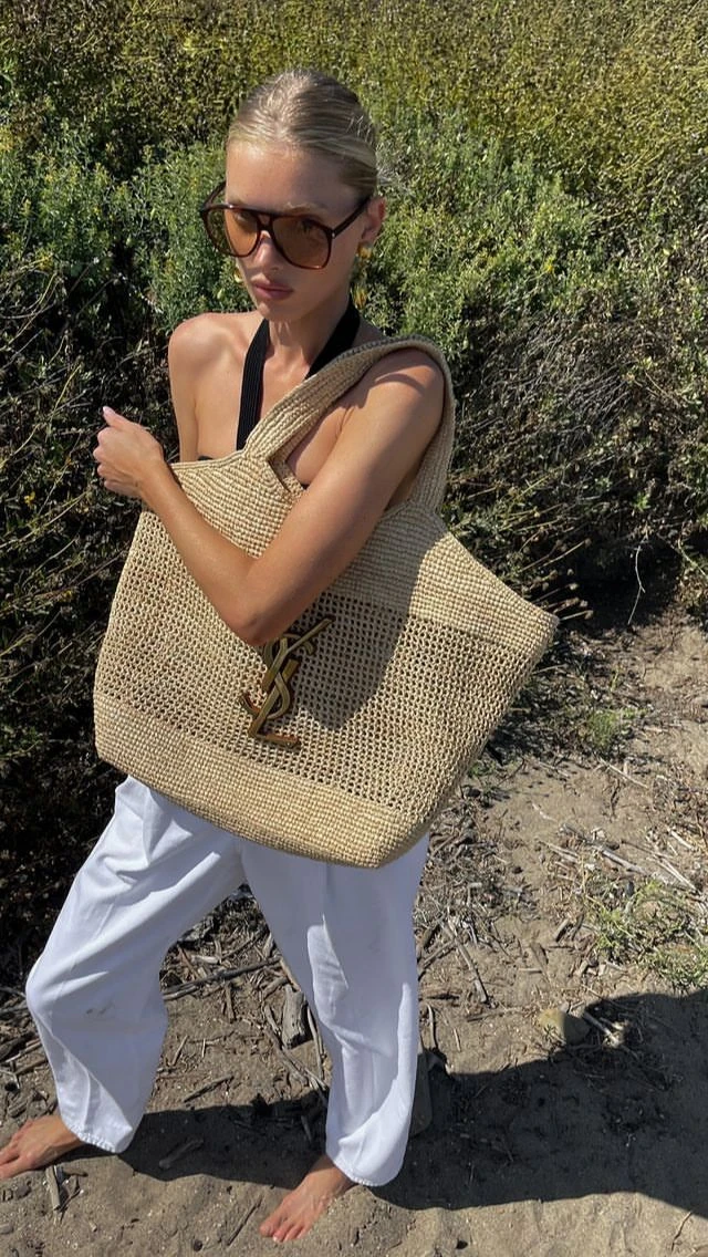 Nicole Neumann tiene el bolso playero más trendy de la temporada