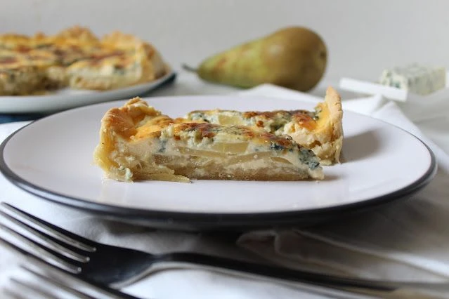 Tarta salada de pera y queso azul