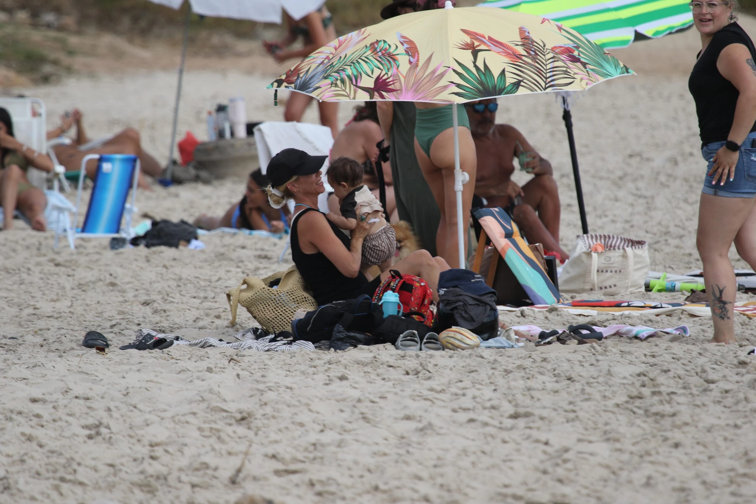 Nicole, Manu y Cruz debajo de la sombrilla