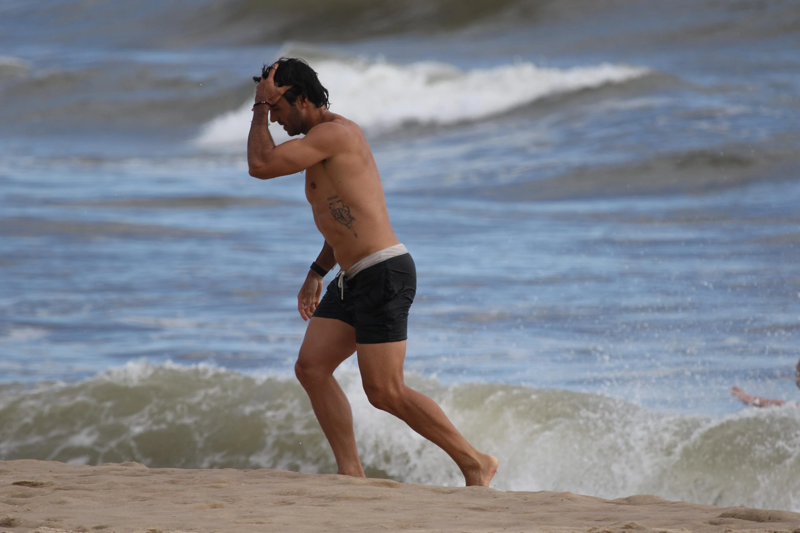 Manu Urcera sale del agua