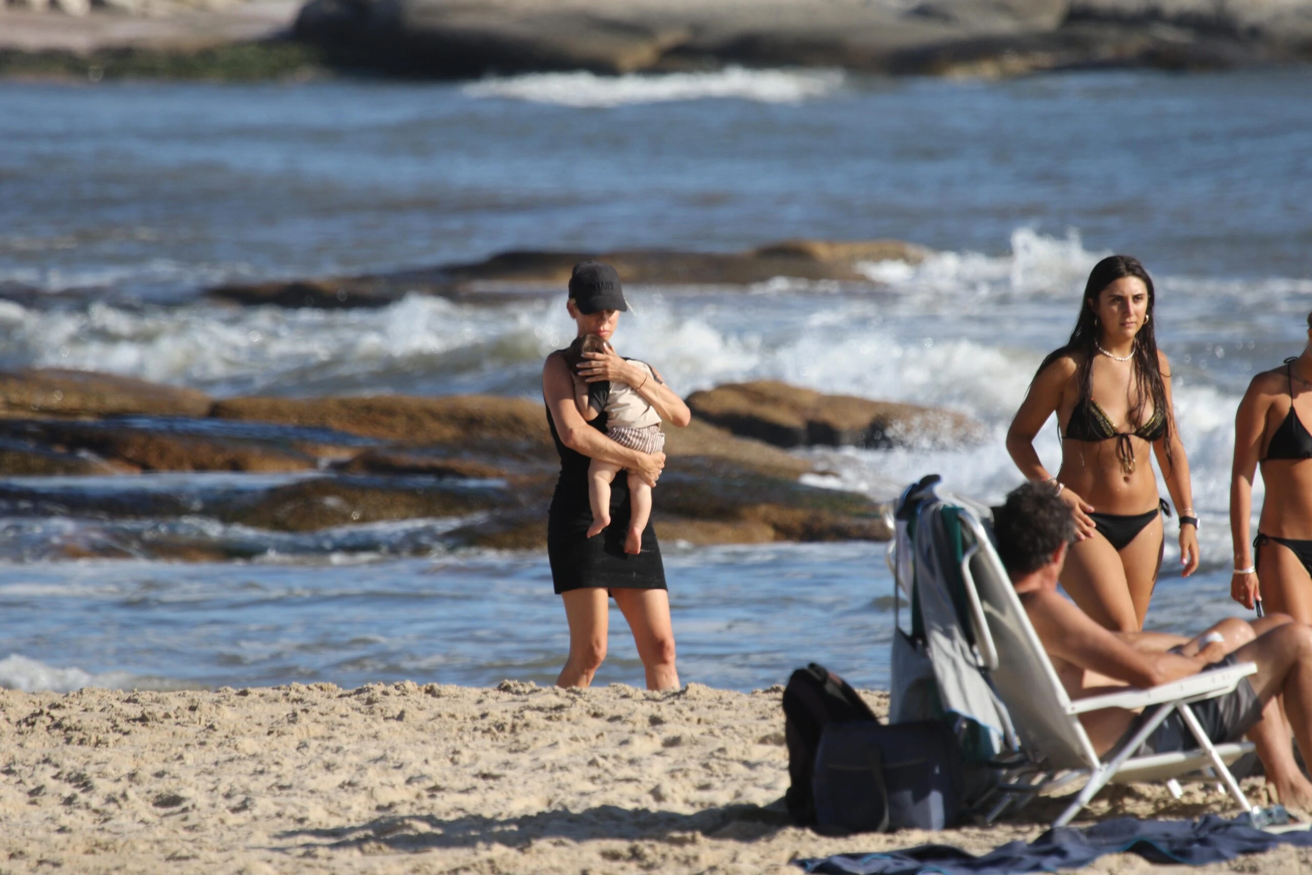 Nicole y Cruz caminando por la orilla del mar