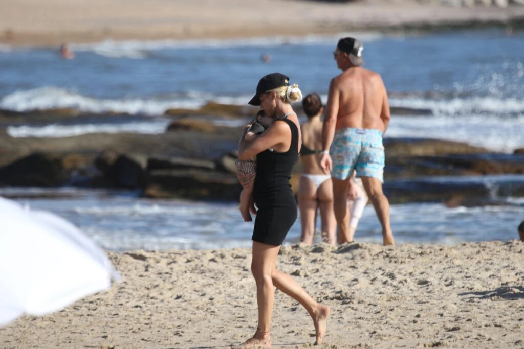 Nicole y Cruz caminando por la orilla del mar