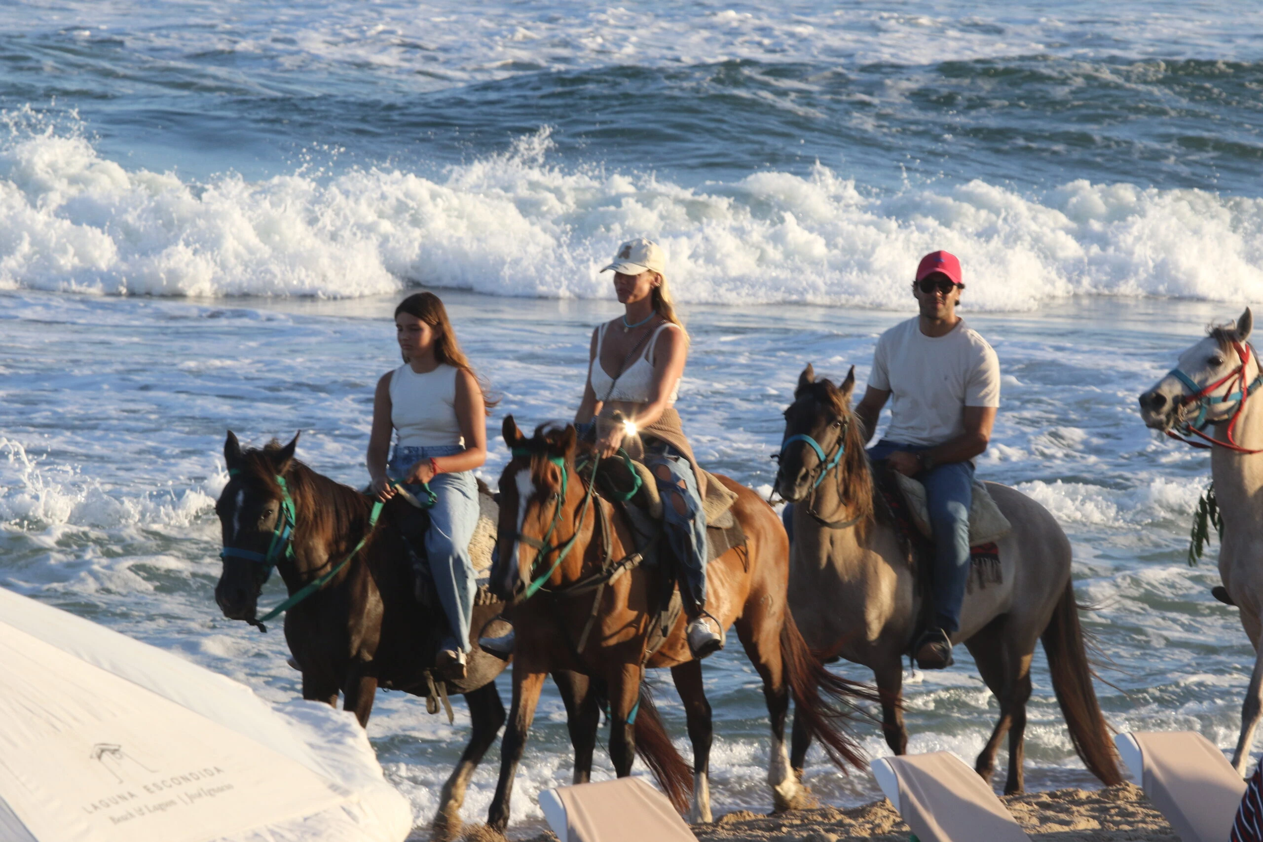 Nicole Neumann,Manu Urcera y Sienna Cubero. Fotos: RS Fotos.