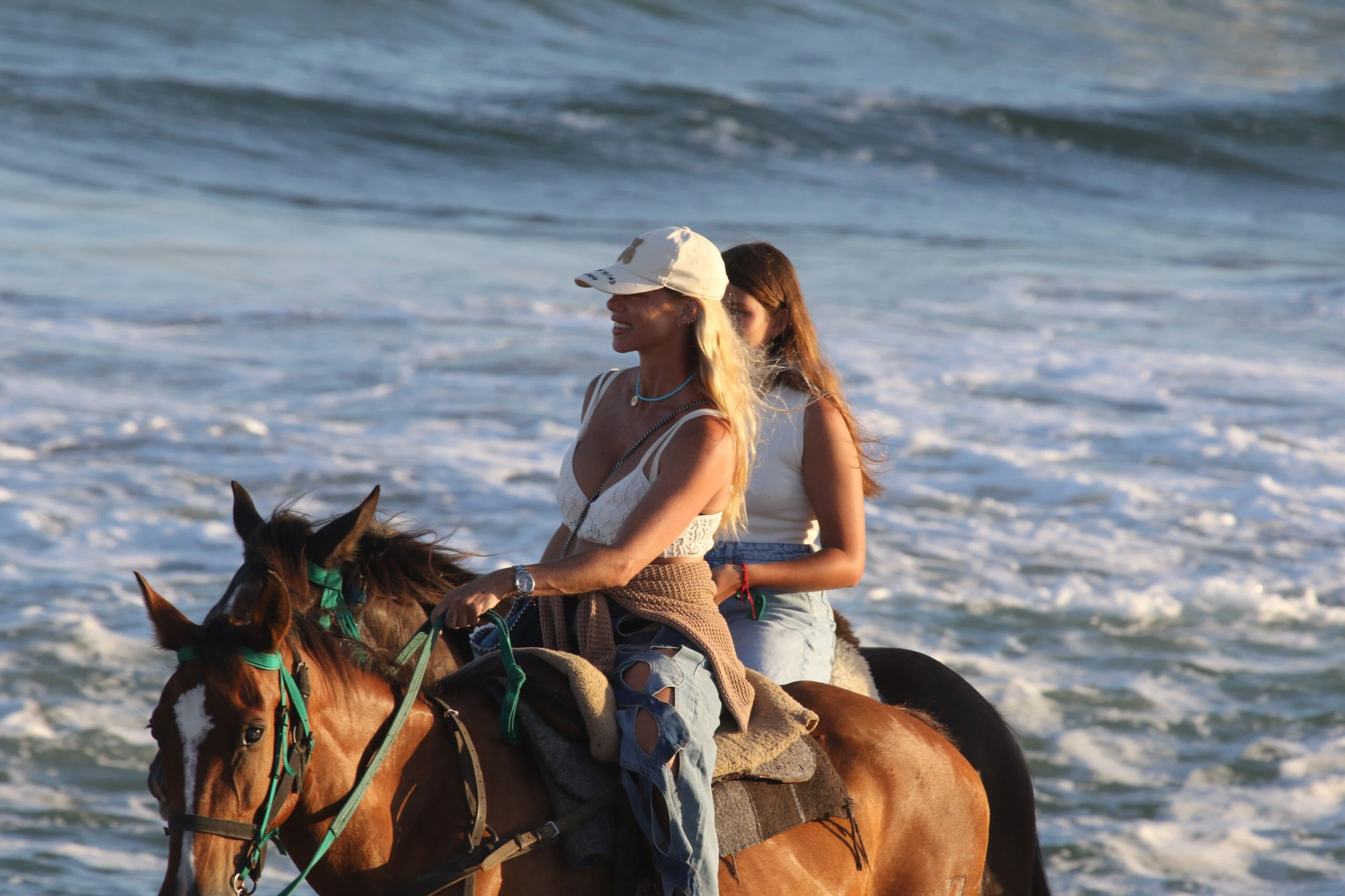 La modelo llevó un look muy canchero con jeans con roturas. Fotos: Fotos RS.