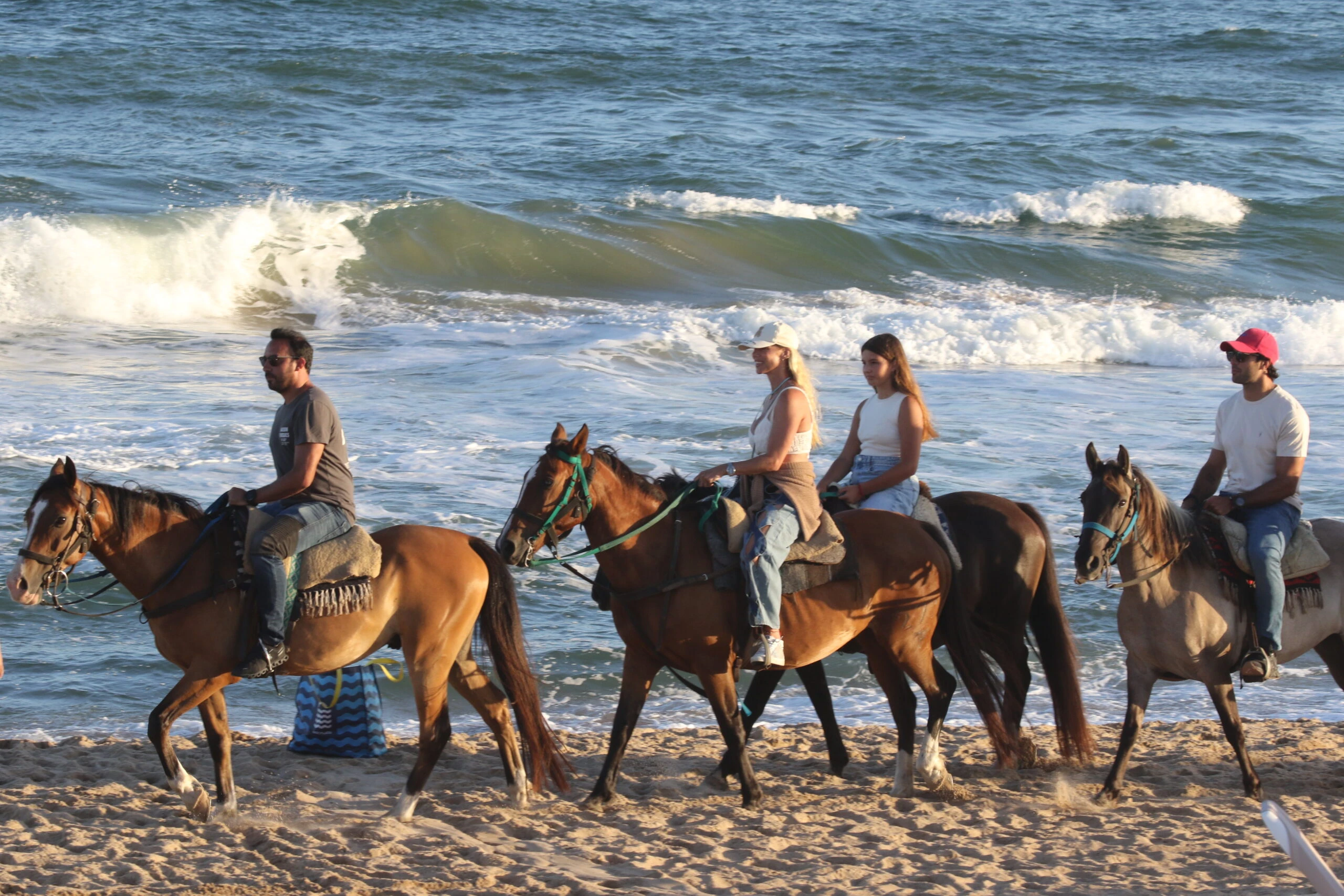 La familia cabalgó por las orillas del mar. Fotos: RS Fotos.