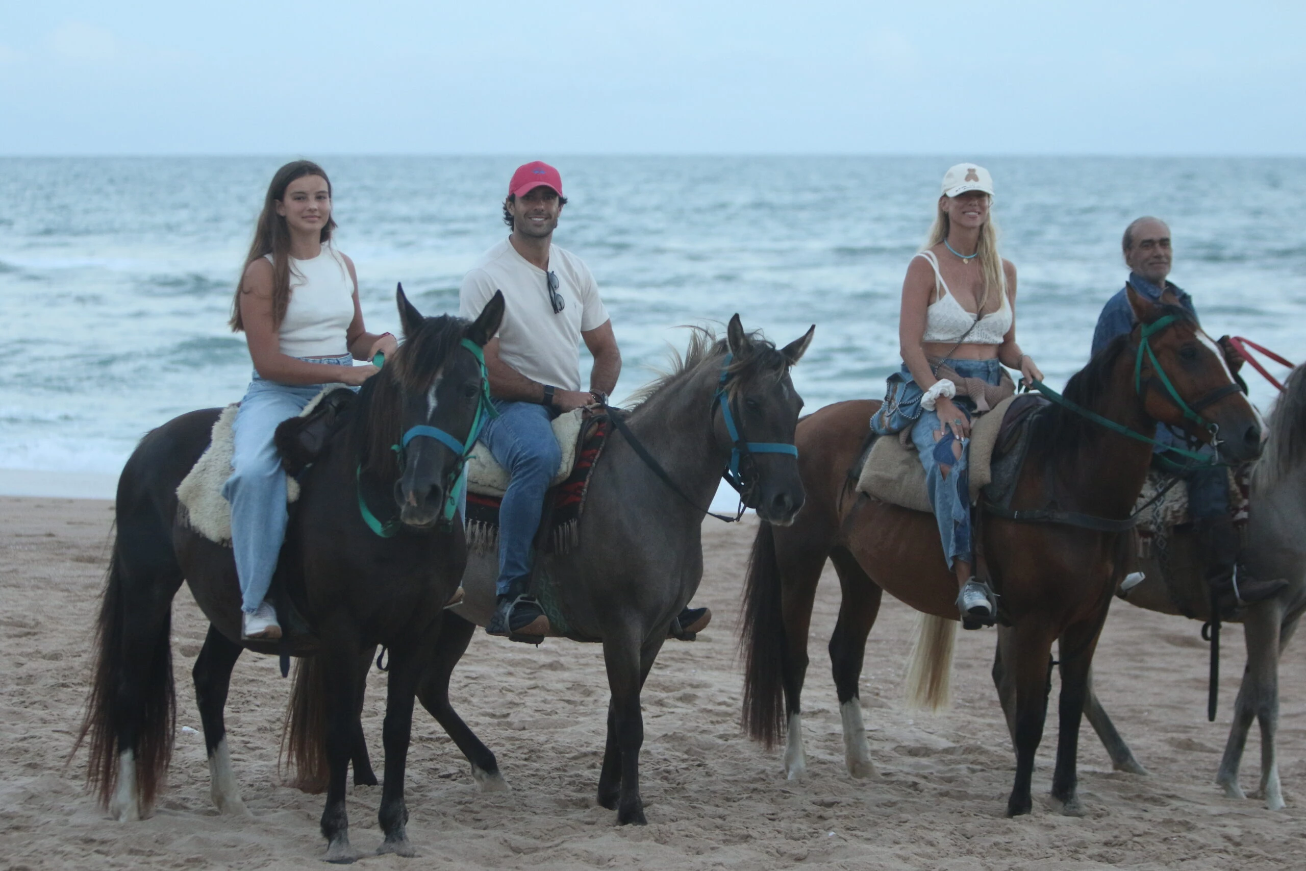 La familia posó felizmente frente a las cámaras. La modelo se mostró afectuosa con los paparazzis. Fotos: Fotos RS