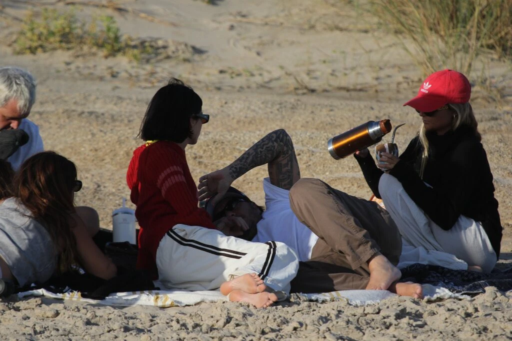 Sebastián Ortega y Valentina Zenere disfrutaron de la playa en Punta del Este