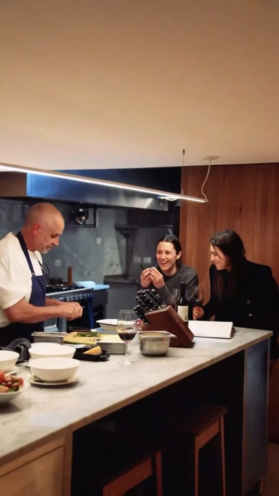 Christian Petersen con Sofía Zelaschi y una amiga.